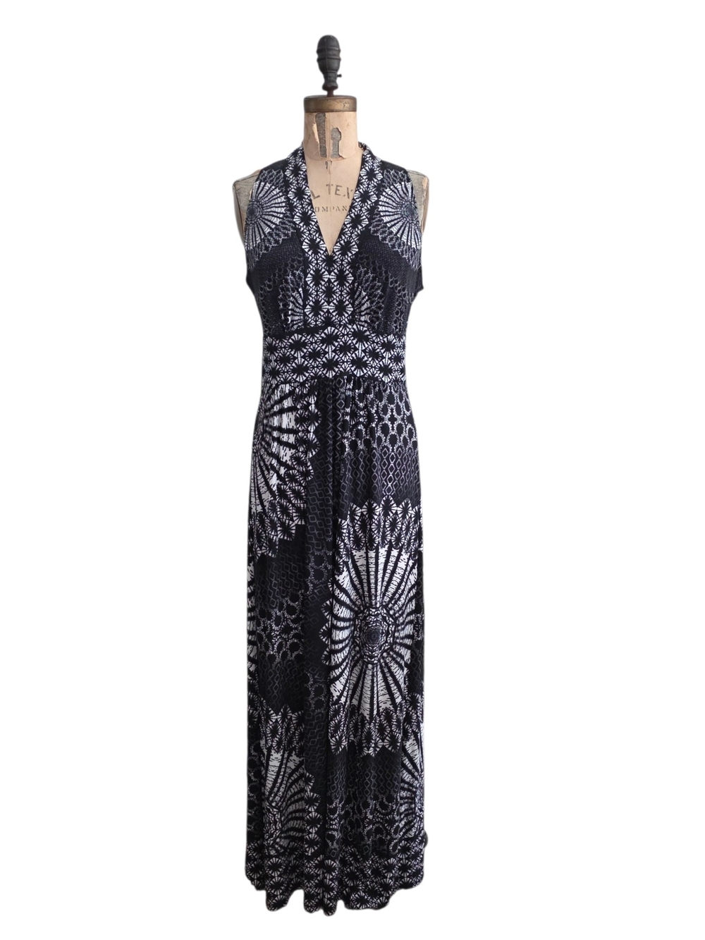 London Times Sleeveless Maxi Medallion Dress Black White 4